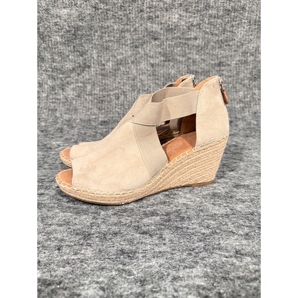 Gentle Souls Kenneth Cole Colleen Cross Elastic Wedge Sandal Taupe Suede 9